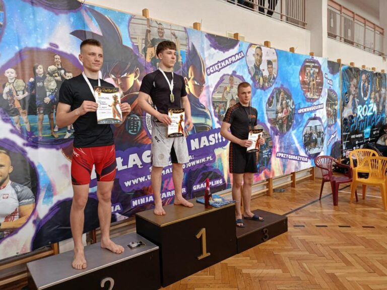 Zawodnik Monsters Warszawa na podium