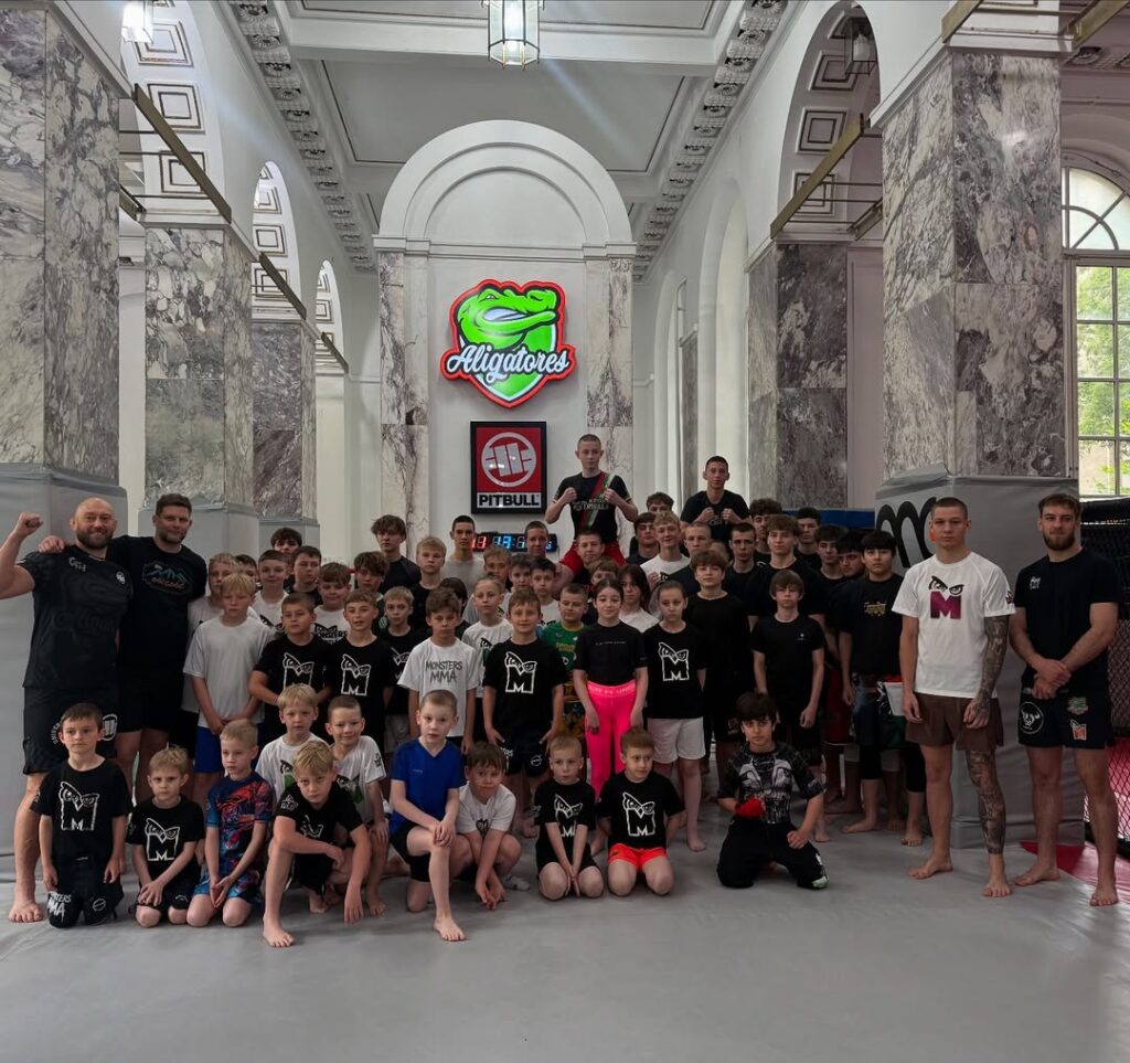 Grupa młodych sportowców MMA z Monsters Warszawaw klubie Aligatores FC