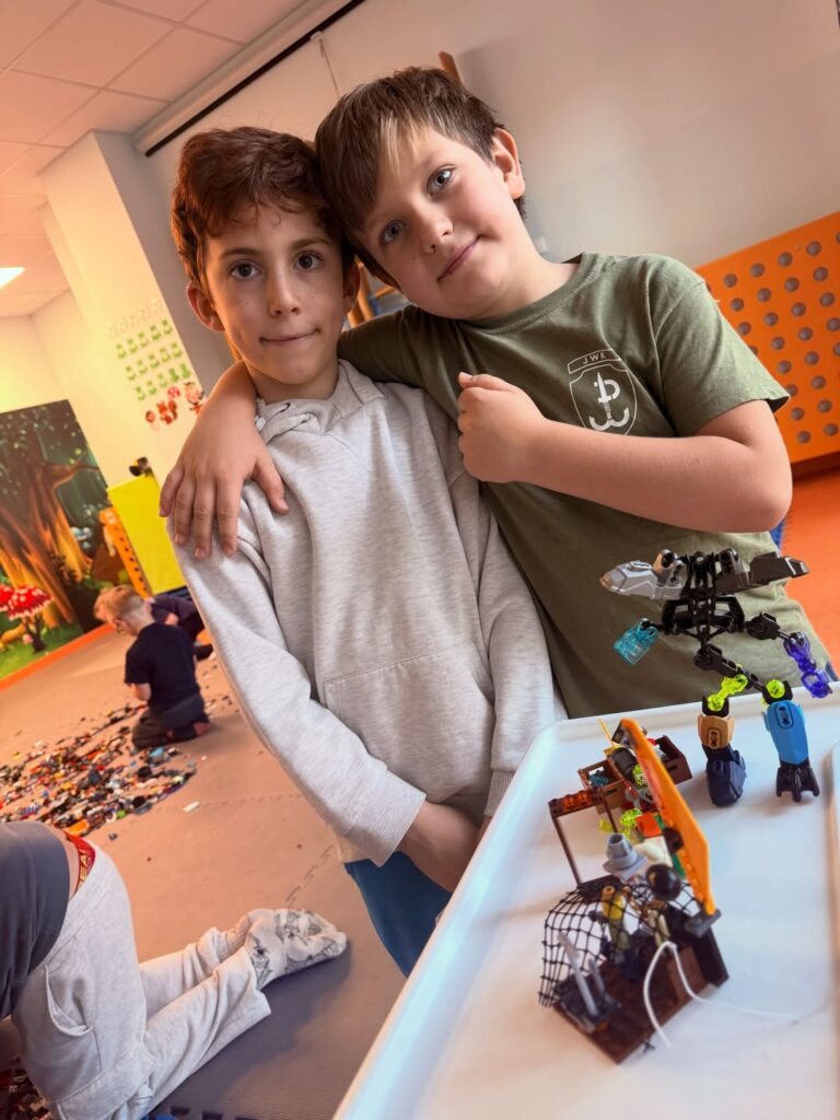 Chłopcy z klubu Monsters - konkurs LEGO